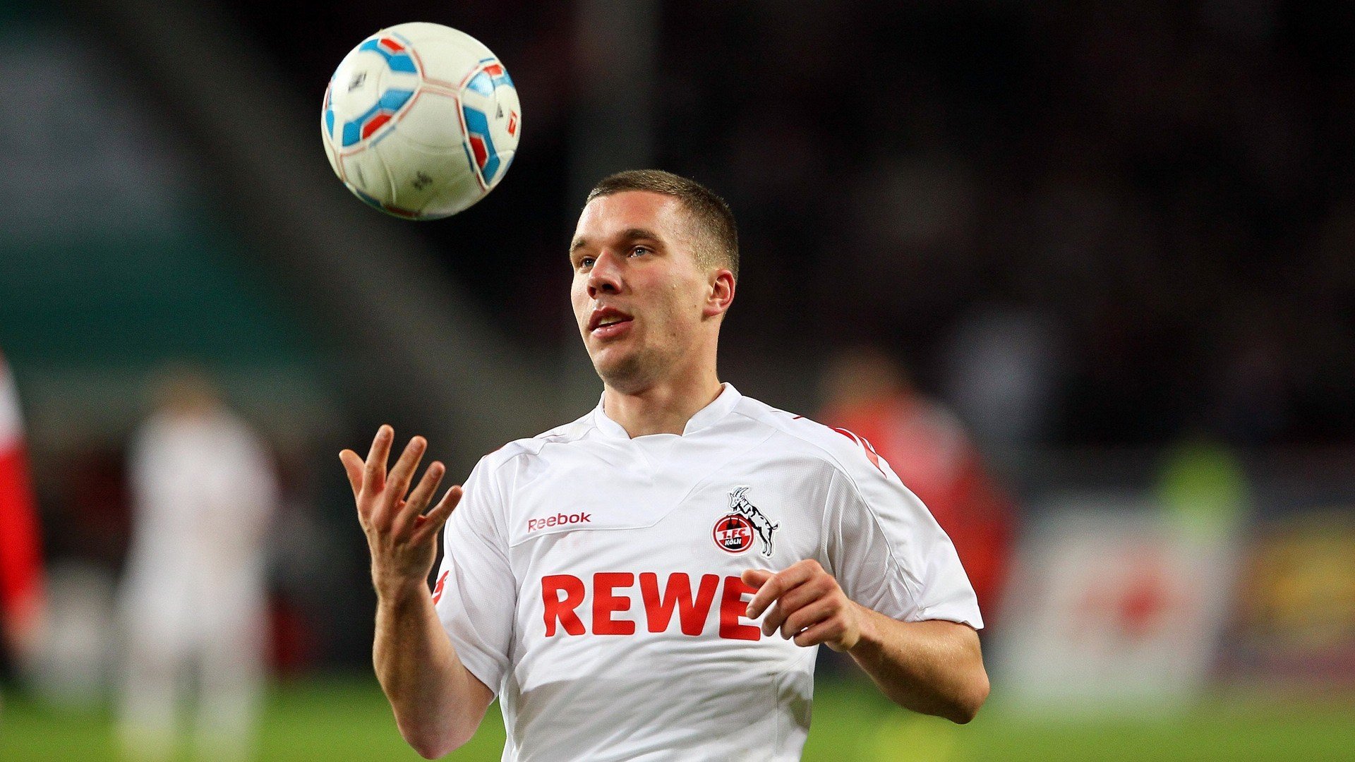 爱游戏电竞-英超冠军争夺战：悬念持续升温！，英超夺冠规则